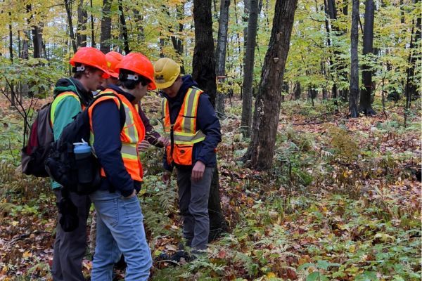 Une groupe d'étudiants à la Station agronomique de Saint-Augustin
