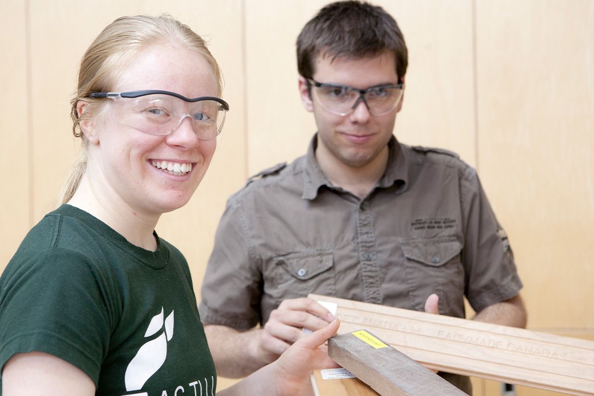 Deux étudiant avec des lunettes de protection