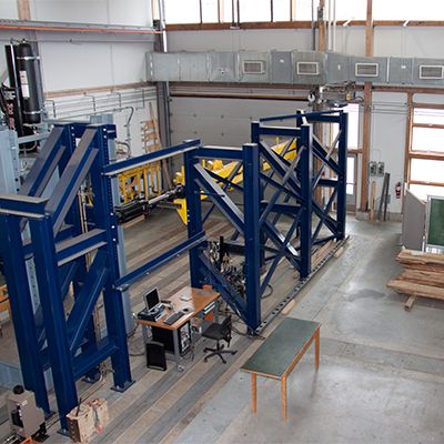 Vue d'ensemble d'une salle de machines spécialisées en génie du bois