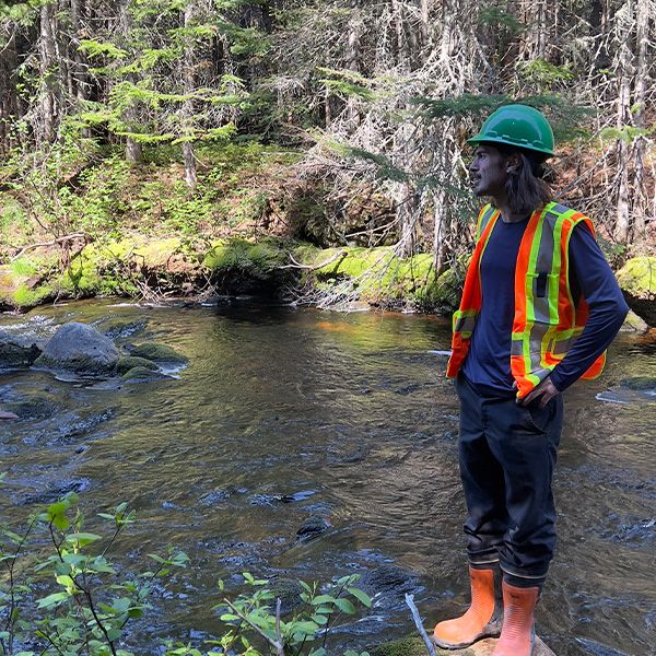 Étudiant en forêt près d'une rivière