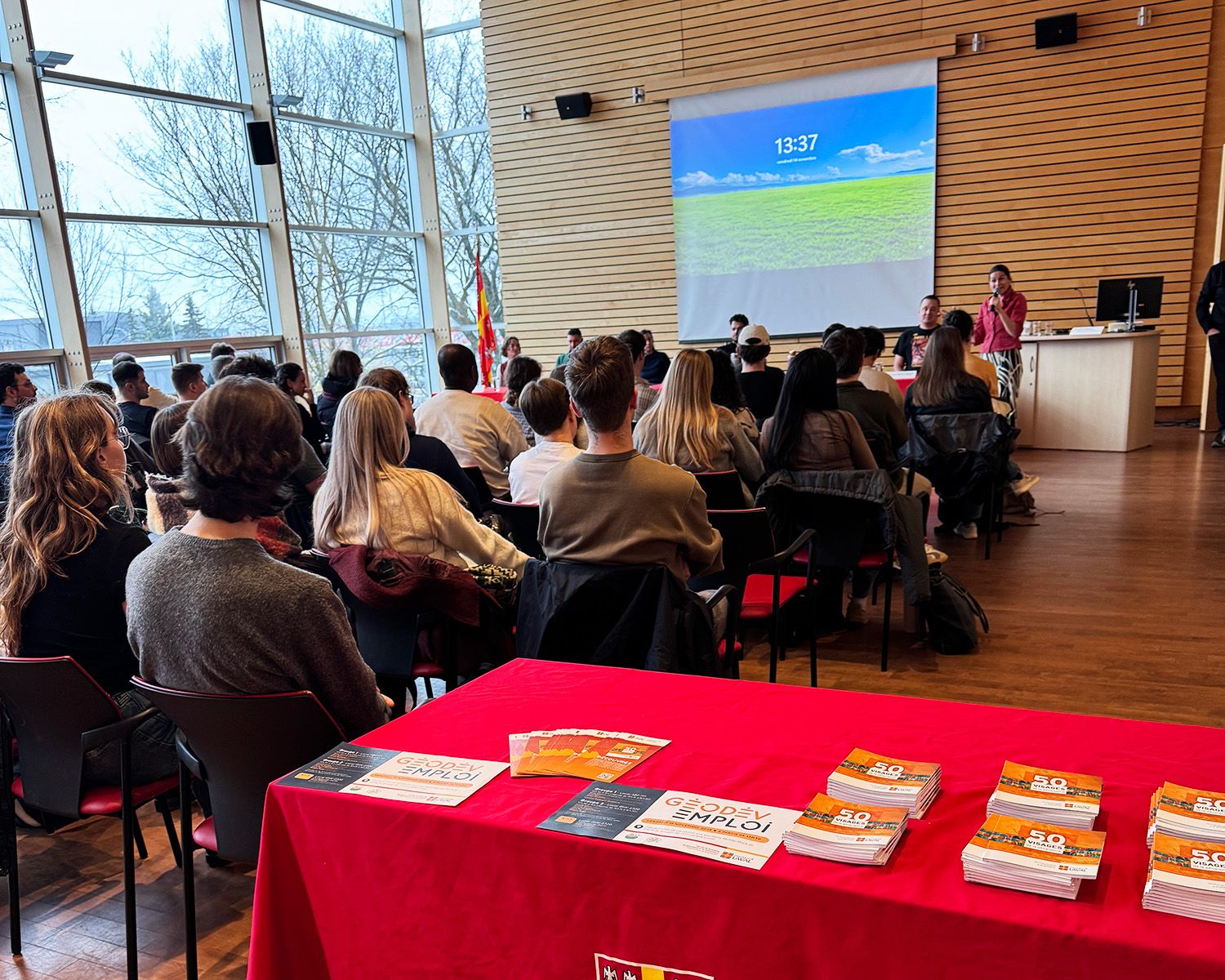 Étudiants assis de dos dans une salle