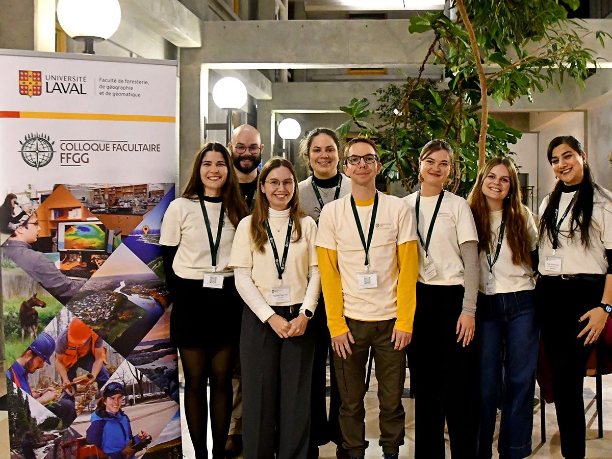 Groupe d'étudiants debout devant une bannière