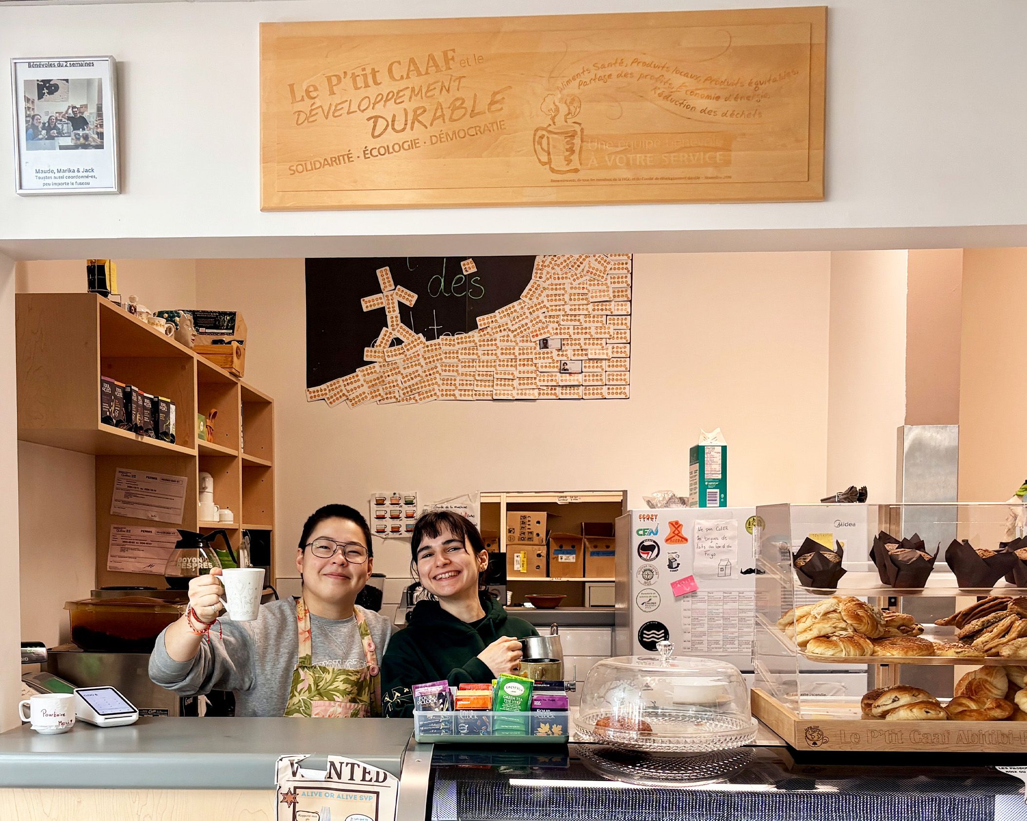 Deux femmes derrière un comptoir à café