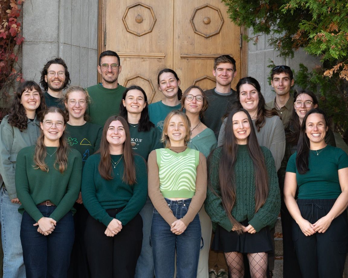 Groupe d'étudiantes et étudiants dehors
