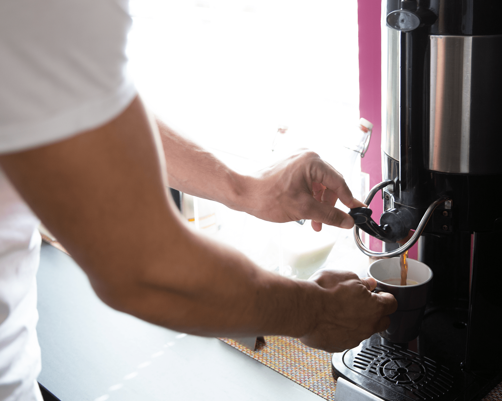 Bras d'un homme qui prend du café