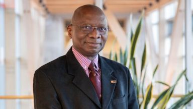 Portrait du professeur Damase Khasa