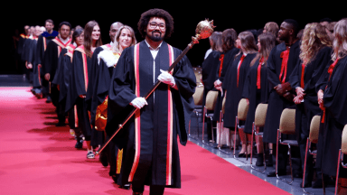 Étudiant en génie géomatique porteur de la masse à la collation des grades