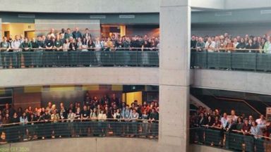 Grand groupe de personnes sur une mezzanine