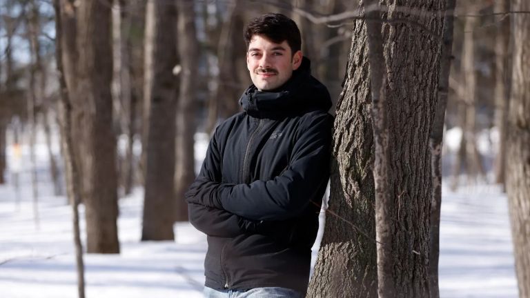 Le doctorant Sébastien Dumont étudie la vulnérabilité des arbres à des événements climatiques extrêmes