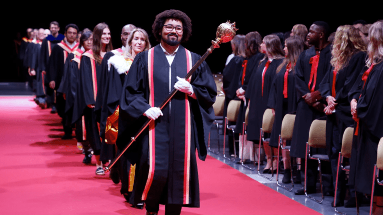 Étudiant en génie géomatique porteur de la masse à la collation des grades