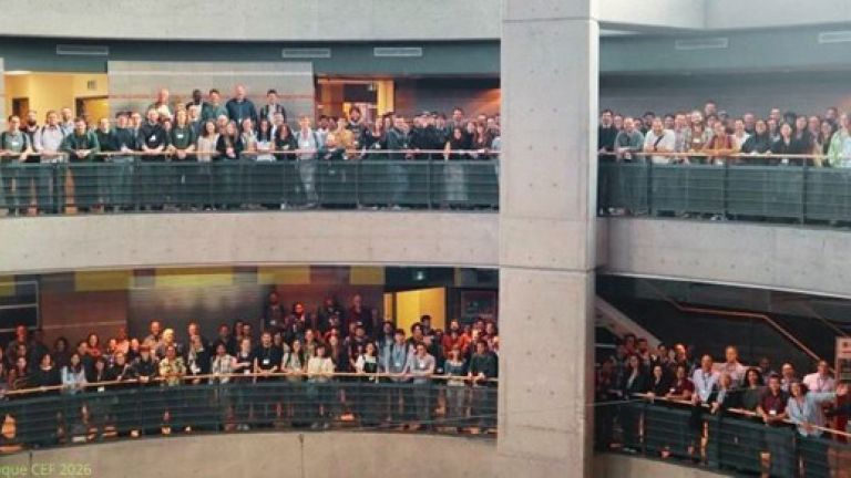 Grand groupe de personnes sur une mezzanine