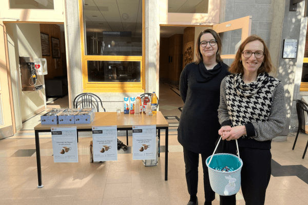 Pause-café de la doyenne : distribution de chocolats de Pâques