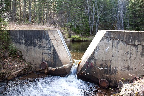 Rivière traversée par un barrage