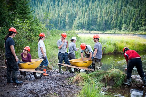 Groupe d'étudiantes et d'étudiants près d'une rivière