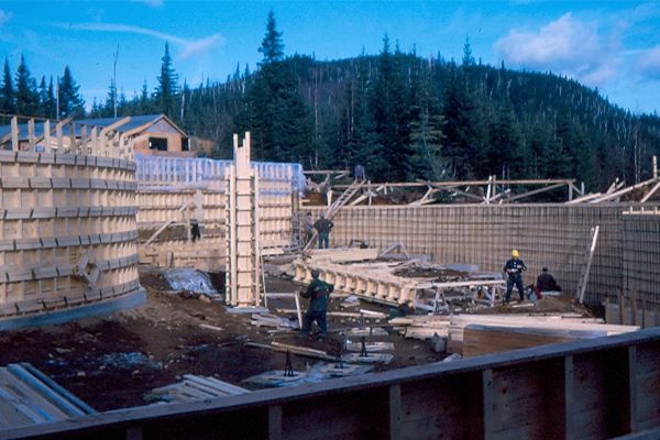 Structure en bois du pavillon principal lors de sa construction