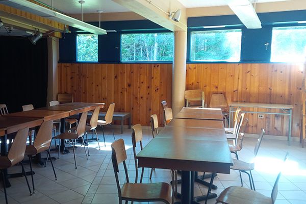 Salle de classe avec tables longues et chaises