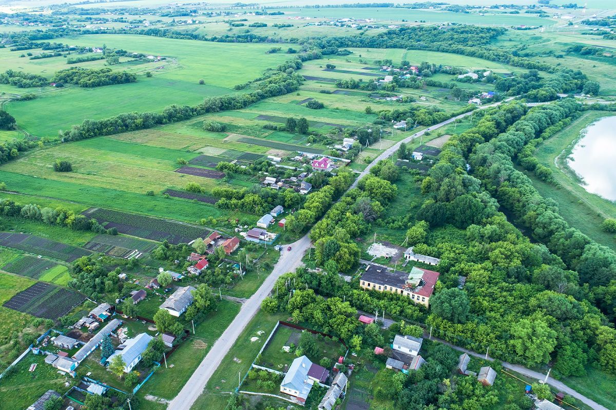 Baccalauréat en développement durable du territoire Vue aérienne d'un paysage agricole avec des arbres et des habitations