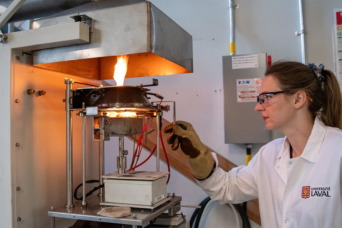 Doctorat en génie du bois et des matériaux biosourcés Femme en recherche qui travaille sur une machine