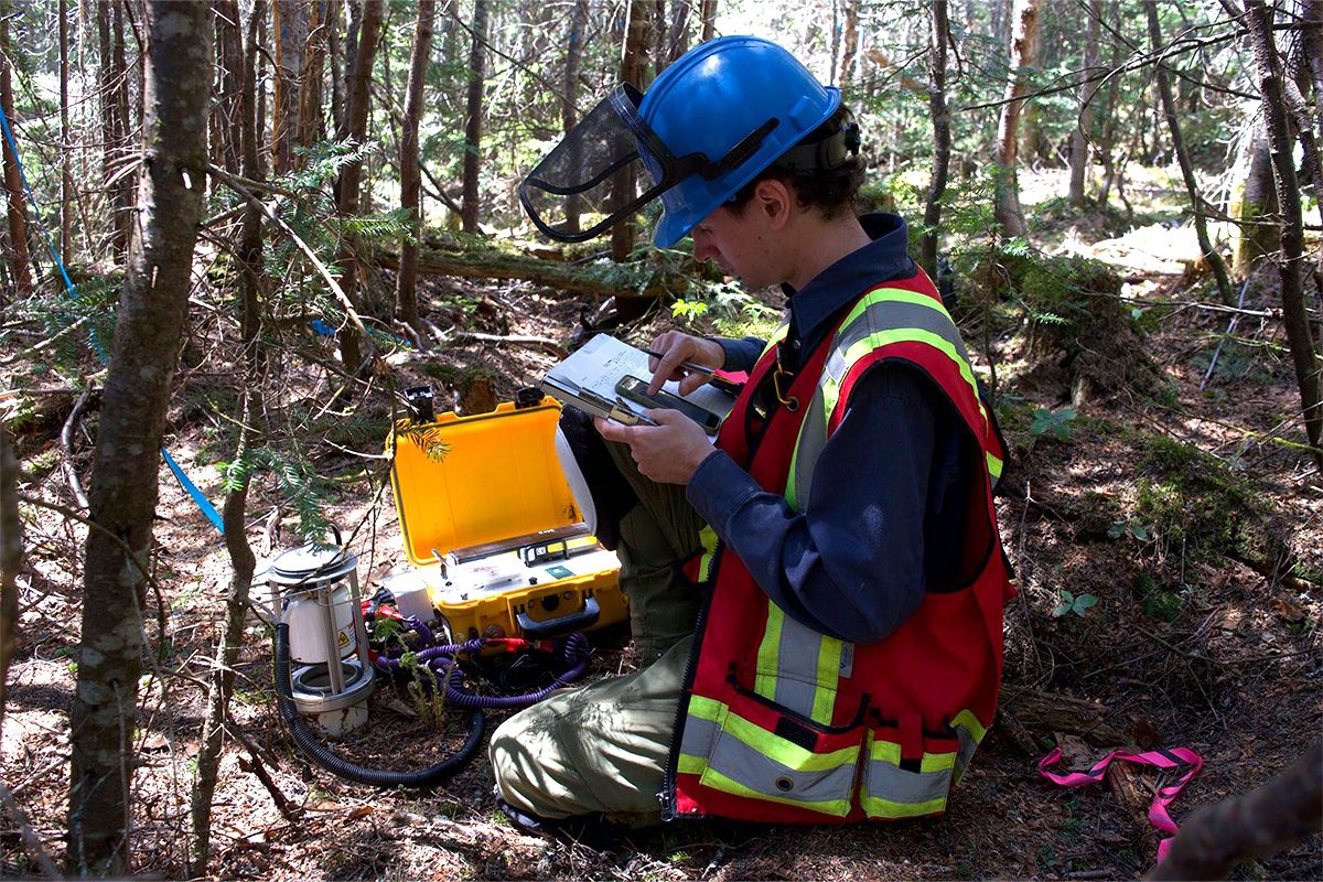 Doctorat en sciences forestières Étudiant testant une machine en forêt