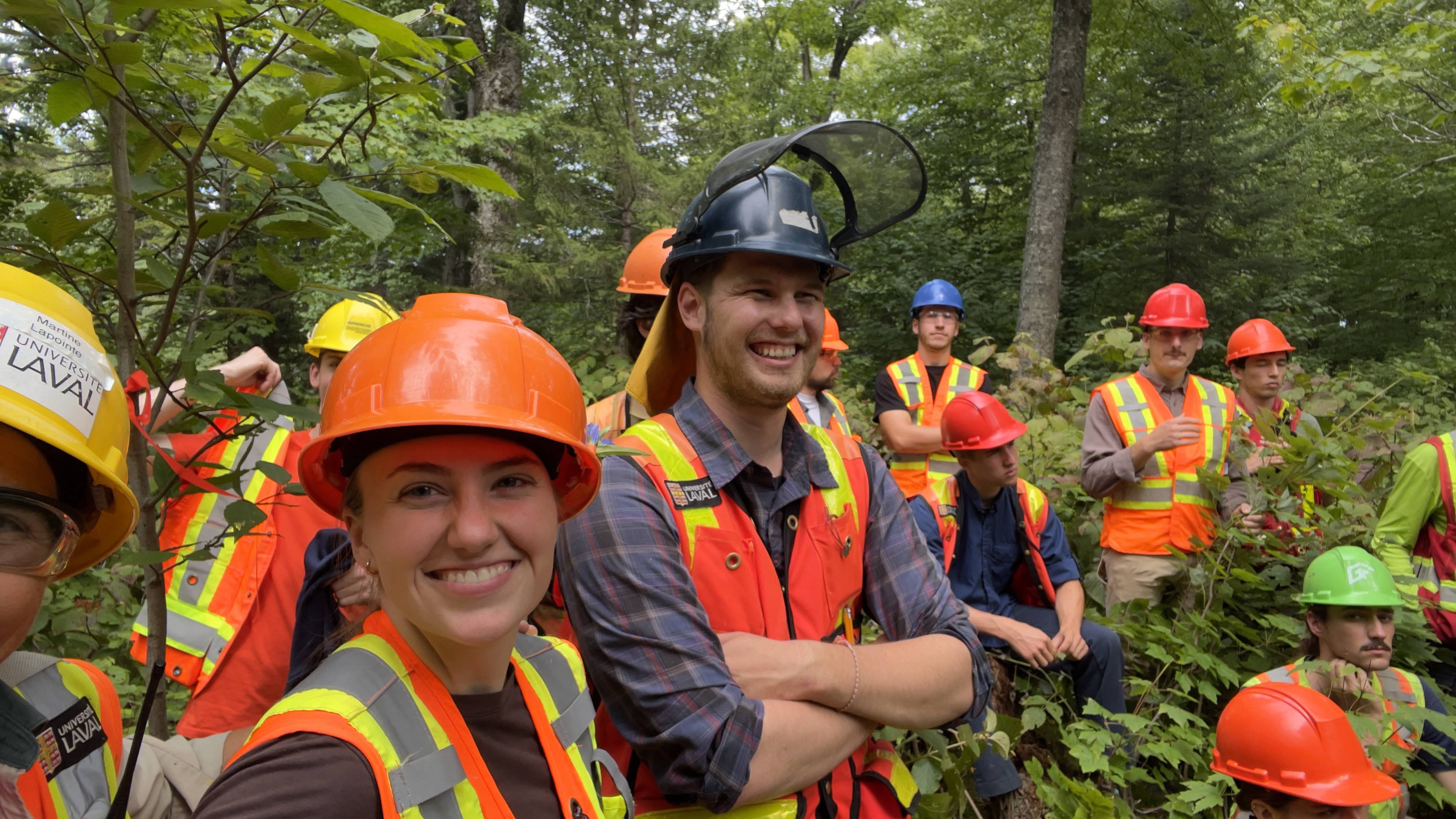 Groupe d'étudiants en forêt