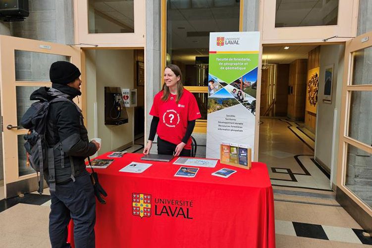 Rentrée Université Laval Kiosque d'accueil au pavillon Abitibi-Price
