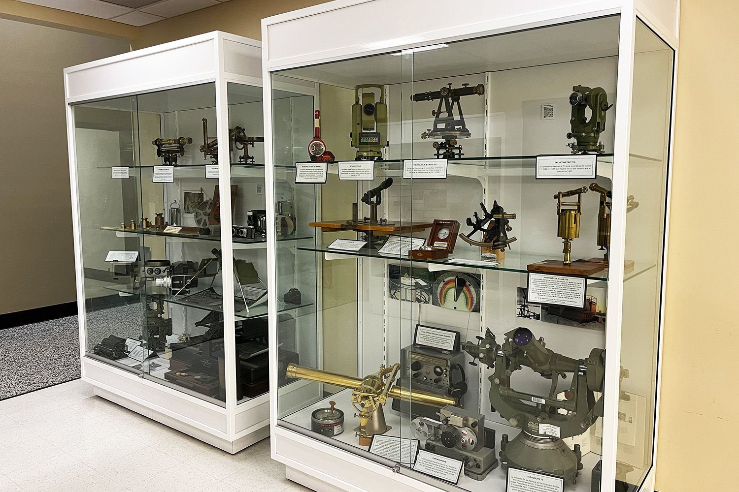 Espace muséal Rock Santerre Armoires avec vieux objets de géomatique