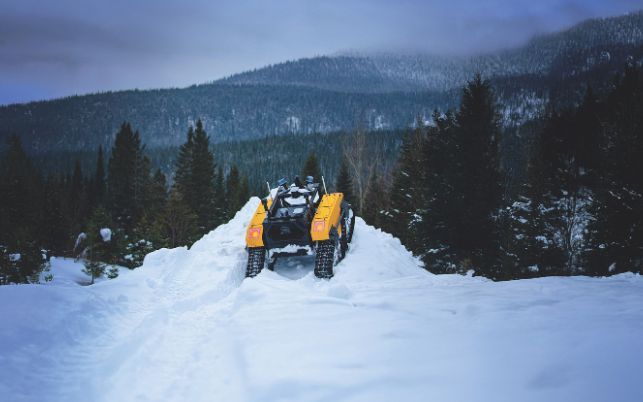 Une véhicule tout-terrain en hiver à la Forêt Montmorency