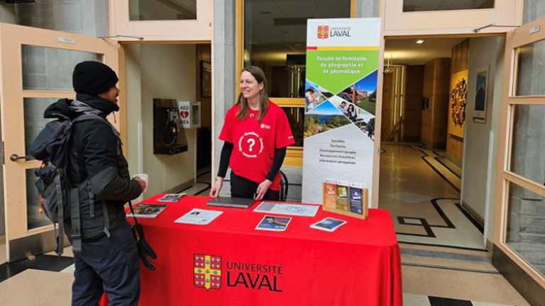 kiosque de la Faculté avec une personne