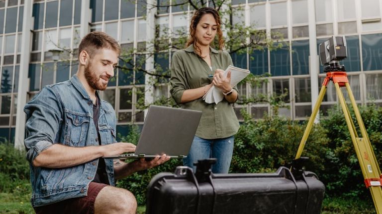 Étudiants en géomatique sur le campus de l'Université Laval.