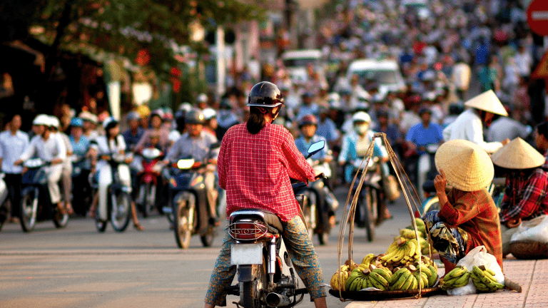 Plusieurs vietnamiens assis sur de petites motos