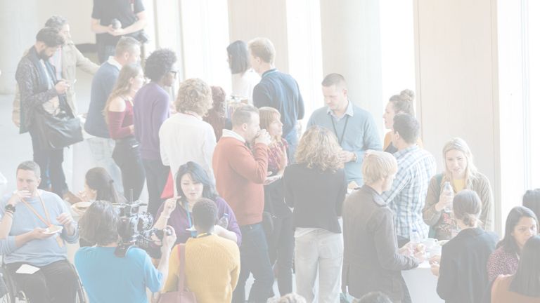 Des personnes discutent lors d'un colloque