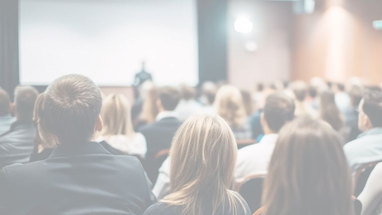 Groupe de gens qui assistent à une conférence