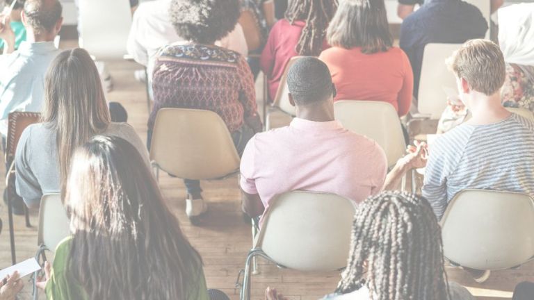Des personnes écoutent une conférence
