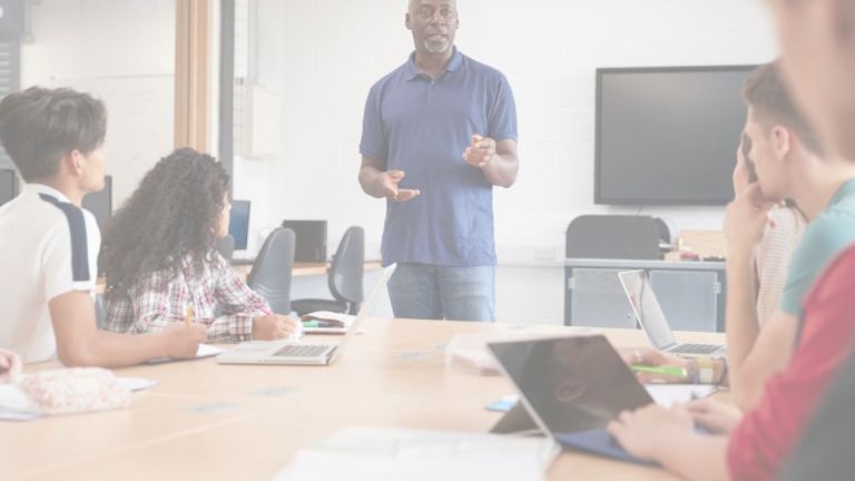 Un homme prend la parole durant une présentation