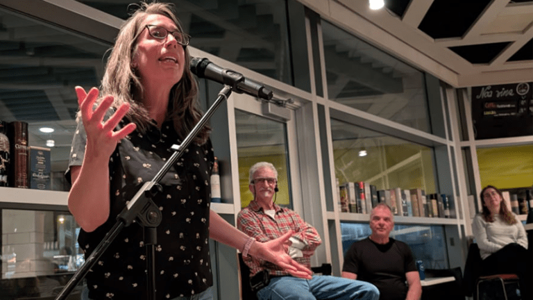 Femme qui parle à un micro