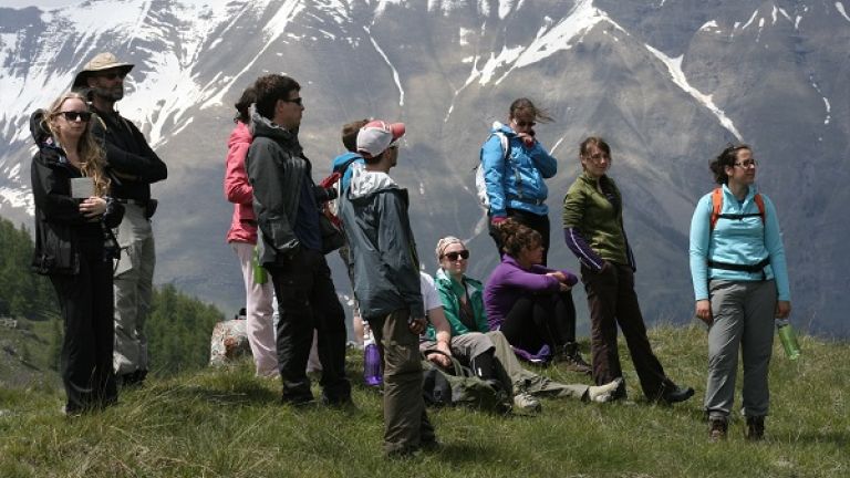 Étudiants en géographie sur le terrain dans les Alpes