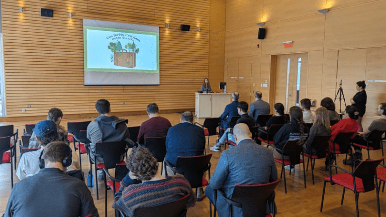 Gens assis dans une salle regardant une présentation