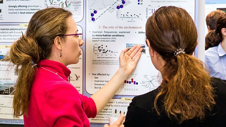 étudiante présentant son affiche scientifique
