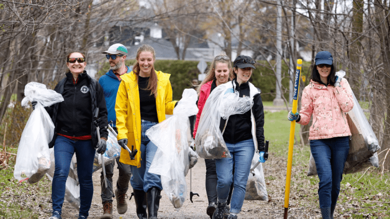 groupe d'adultes dehors