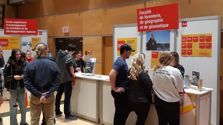 Étudiants au kiosque de la Faculté.