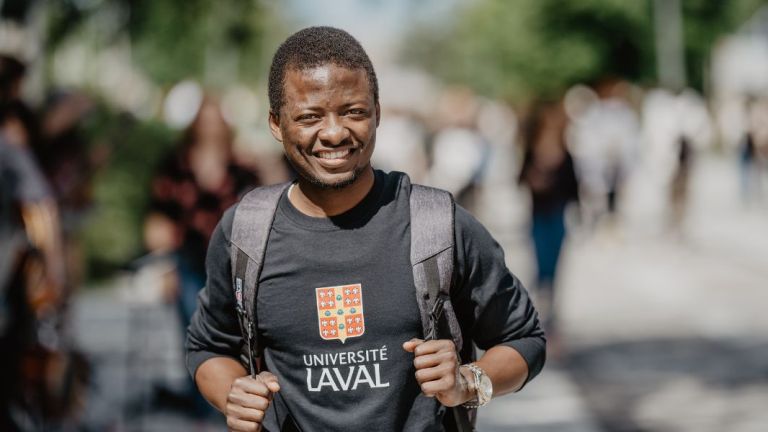 Un étudiant de l'Université Laval sur le campus