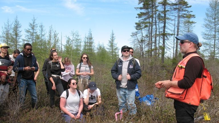 étudiants en biogéosciences de l'environnement dans un milieu naturel
