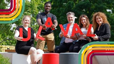 Des personnes tiennent des lettres géantes qui forment le mot ULAVAL