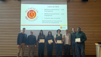 8 personnes devant un powerpoint