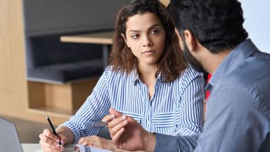 Homme de dos parlant à une femme