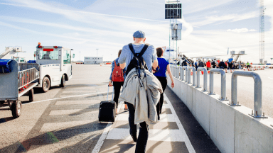 Des personnes marchent en sortant d'un avion