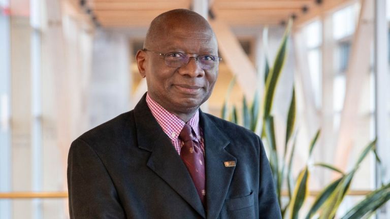 Portrait du professeur Damase Khasa