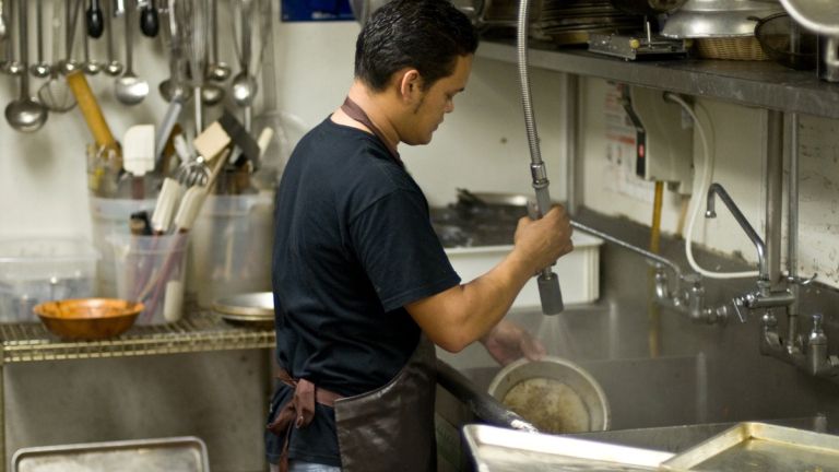 Un plongeur au travail dans un restaurant