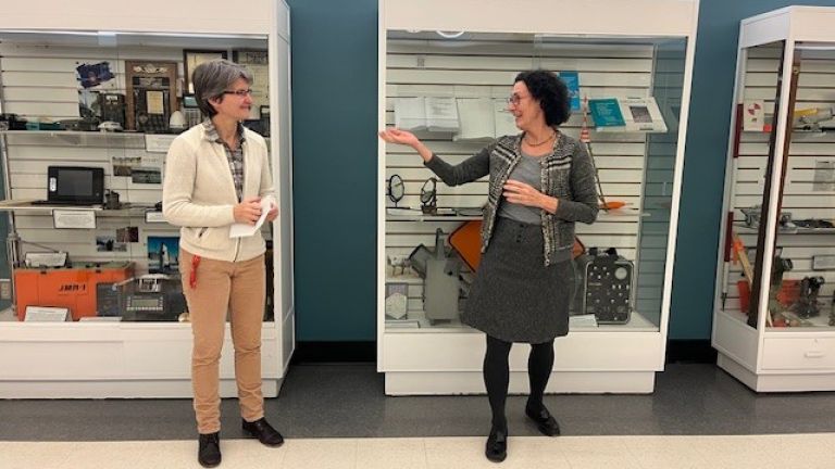 Sylvie Daniel et Carole Girard devant une vitrine de l'Espace muséal