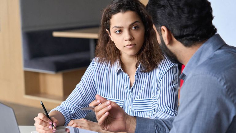 Homme de dos parlant à une femme